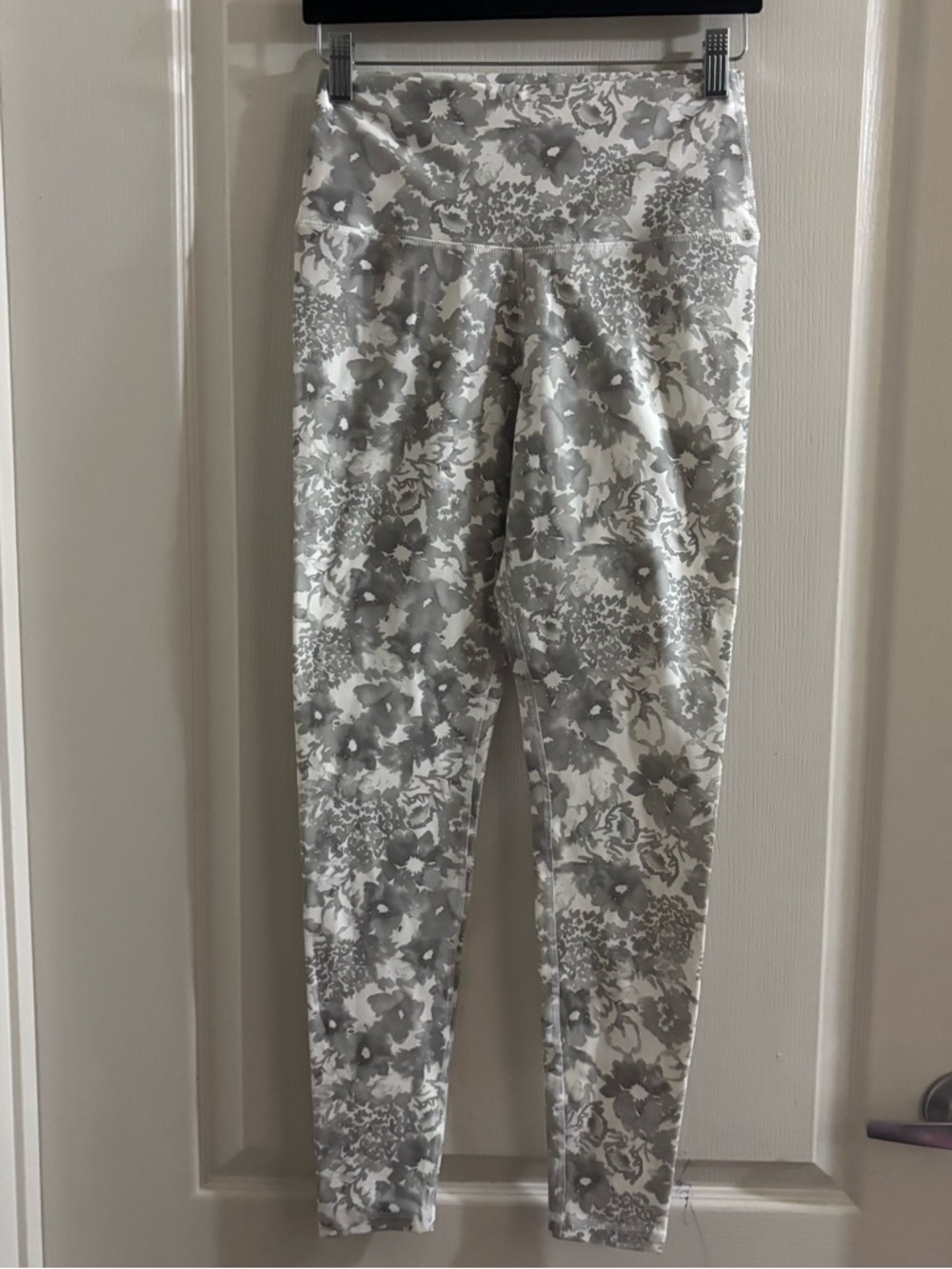 Scorpio Sol Gray and White Floral-Print Leggings